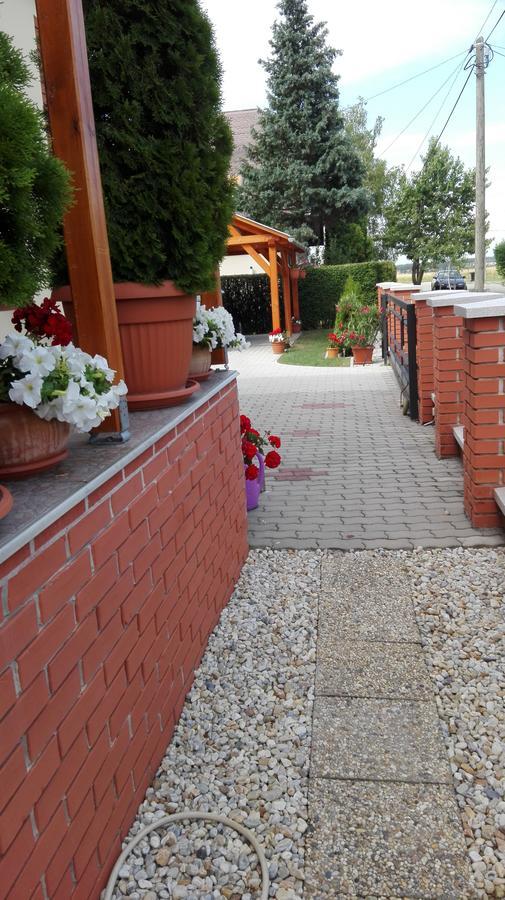 Marina-Buek Apartmanhaz Exterior foto